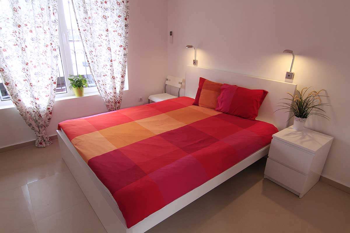 Малка двойна стая с едно двойно или две единични легла
